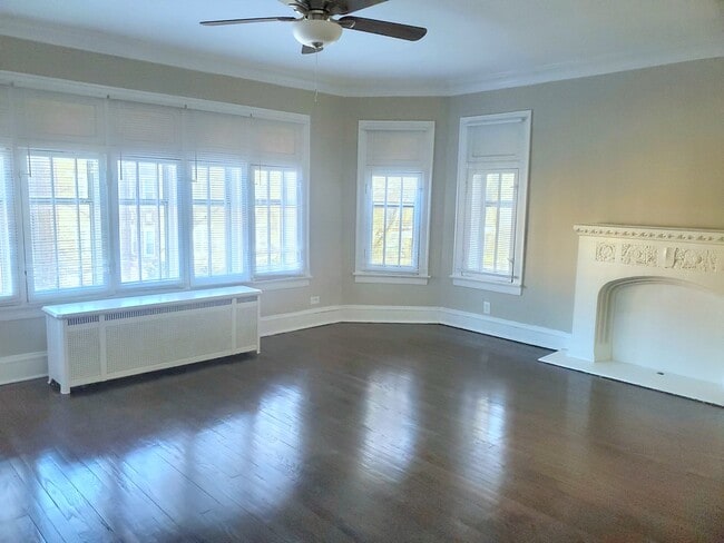 8028 S Phillips Ave, Unit 2F in Chicago, IL - Foto de edificio - Building Photo