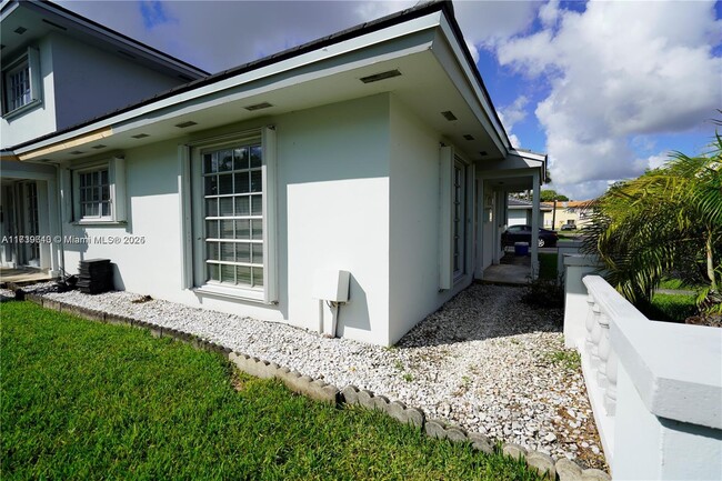 8050 Camino Ct in Miami, FL - Building Photo - Building Photo