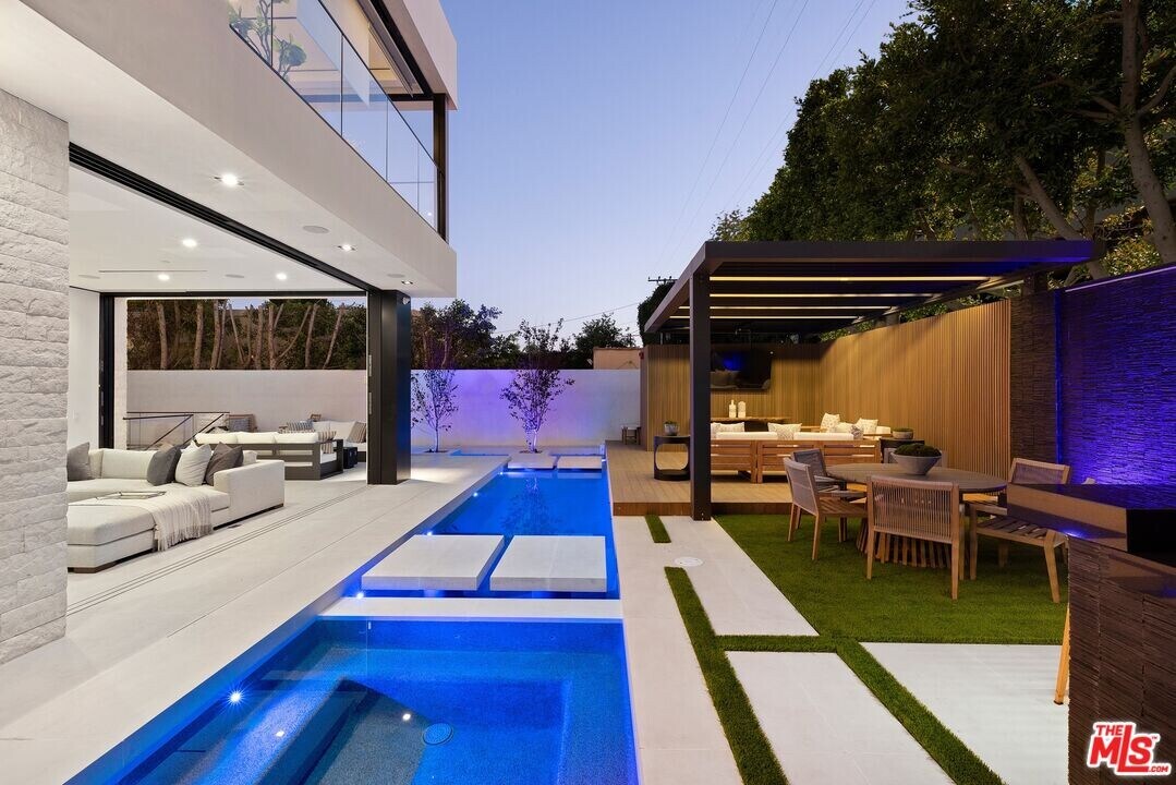 137 S Wetherly Dr in Beverly Hills, CA - Building Photo