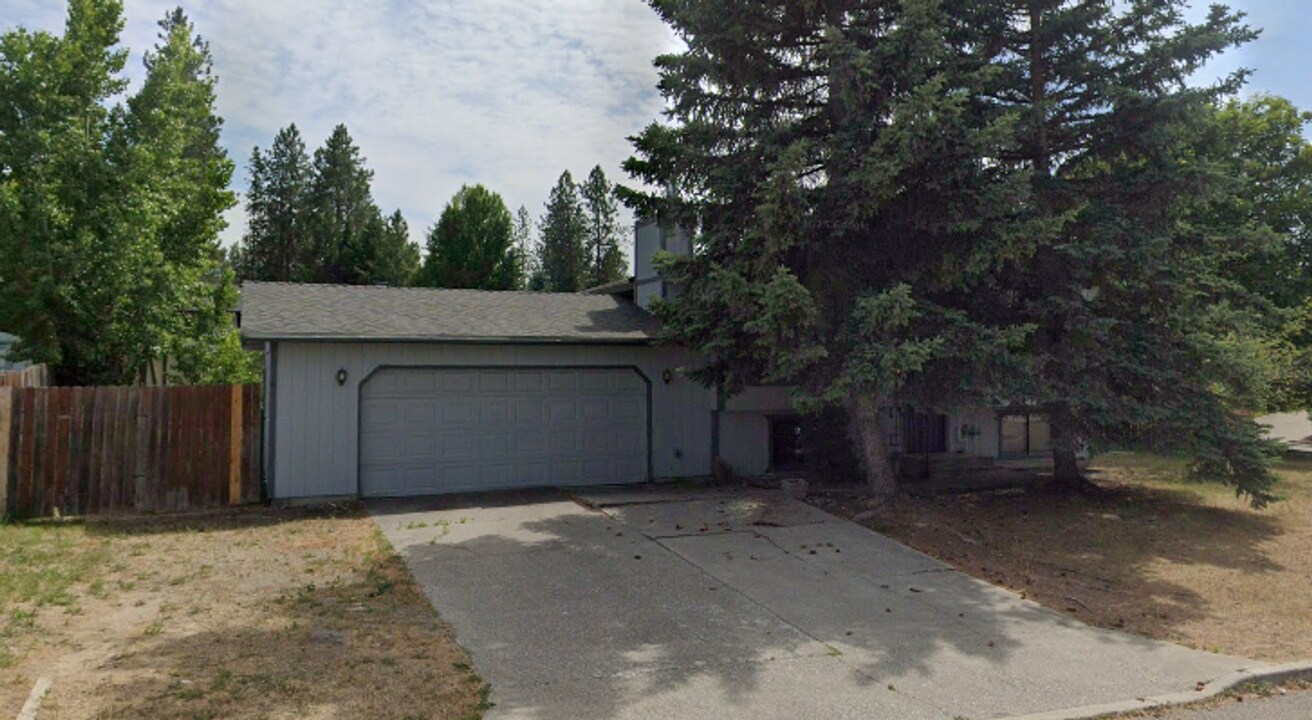 3326 E Pineglen Ave in Mead, WA - Building Photo
