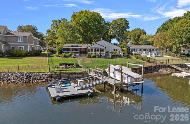 18026 Whispering Oaks Dr in Cornelius, NC - Building Photo - Building Photo