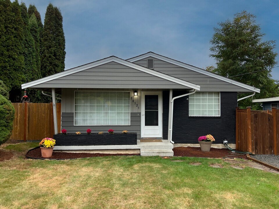 10521 16th St E in Edgewood, WA - Building Photo