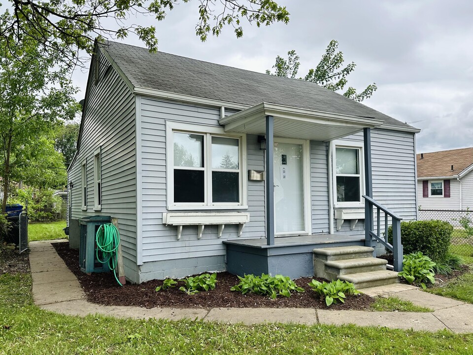 20608 Avalon St in St. Clair Shores, MI - Foto de edificio