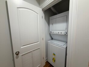 2450 W Diversey Ave, Unit 2 in Chicago, IL - Building Photo - Building Photo