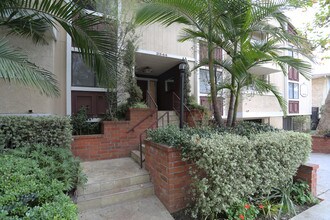 3344 S. Canfield Ave in Los Angeles, CA - Foto de edificio - Building Photo