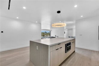 17072 Oak View Dr in Los Angeles, CA - Building Photo - Building Photo