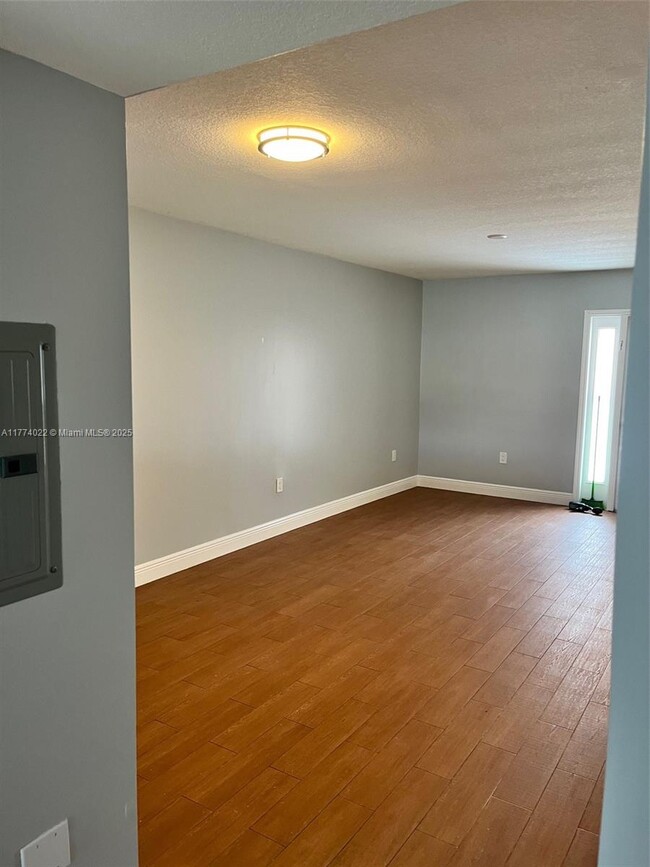 1261 SE 27th St in Homestead, FL - Building Photo - Building Photo