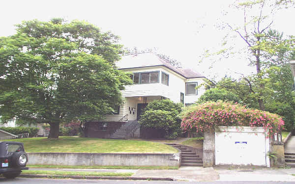 4131 SW View Point Ter in Portland, OR - Building Photo