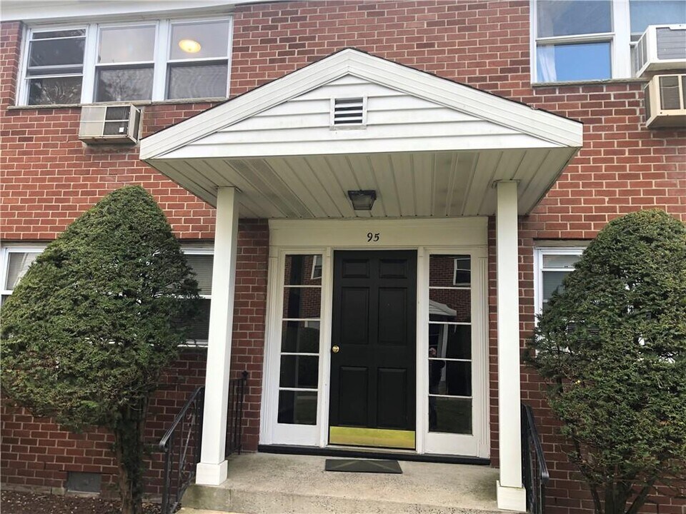 95-103 N Middletown Rd in Pearl River, NY - Building Photo