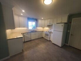 36 N Maple St in Hadley, MA - Building Photo