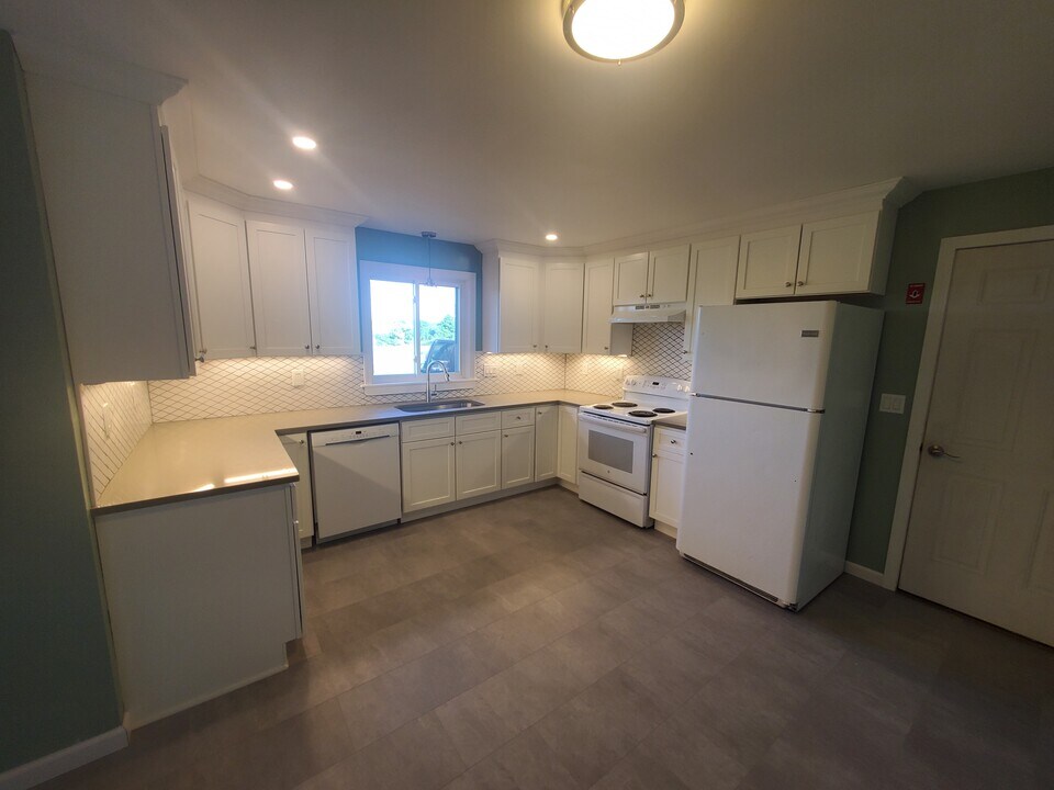 36 N Maple St in Hadley, MA - Building Photo