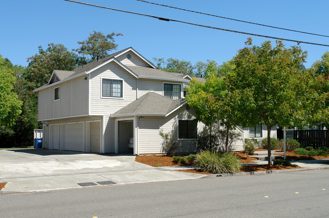 2877 Tachevah Dr in Santa Rosa, CA - Building Photo