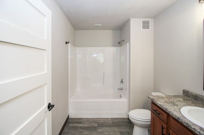 600-620 W Samantha St in Tea, SD - Foto de edificio - Building Photo