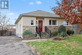 868 Duberry St in Ottawa, ON - Building Photo - Building Photo