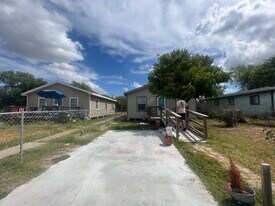 428 1st St in Taft, TX - Building Photo