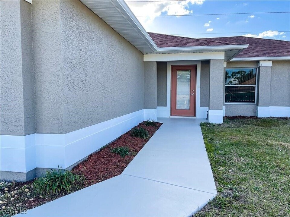 306 SW 24th Ave in Cape Coral, FL - Building Photo