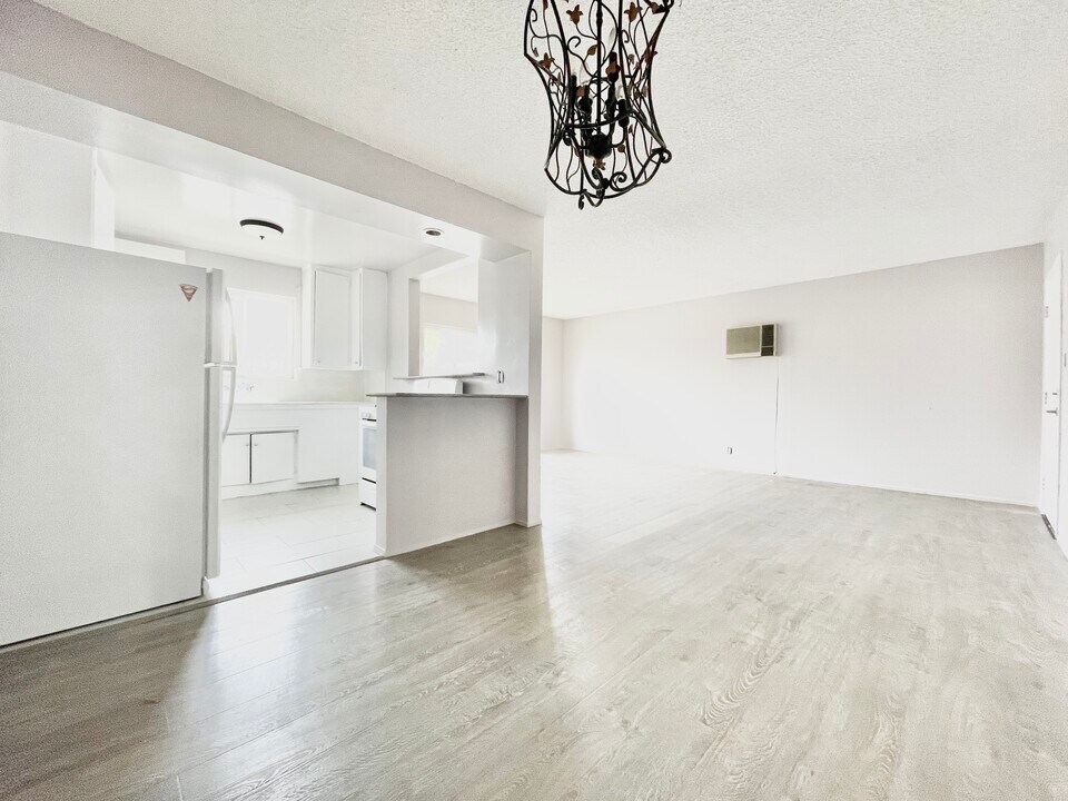 854 S Sherbourne Dr in Los Angeles, CA - Building Photo