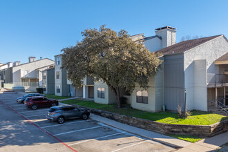 Park Oaks Apartments in Fort Worth, TX - Building Photo - Building Photo