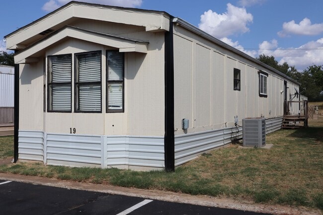 1300 Sandpiper Rd in Weatherford, OK - Building Photo - Building Photo