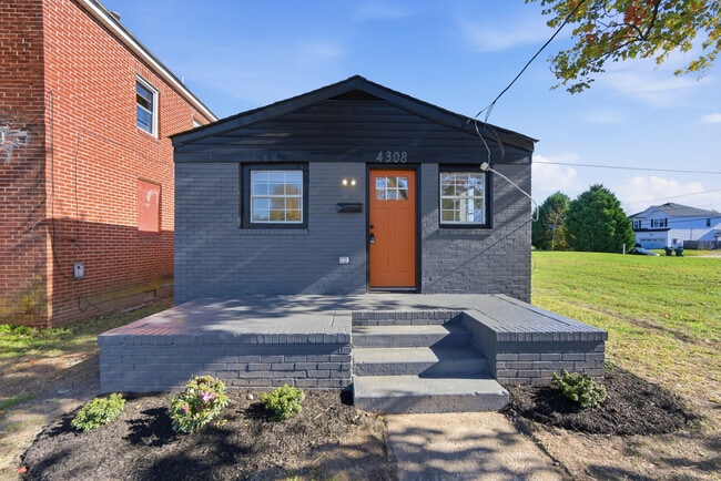 4308 Roanoke Ave in Newport News, VA - Building Photo - Building Photo