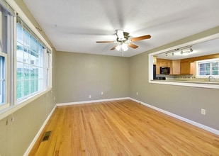 7 Linden Dr in South Hadley, MA - Building Photo - Building Photo