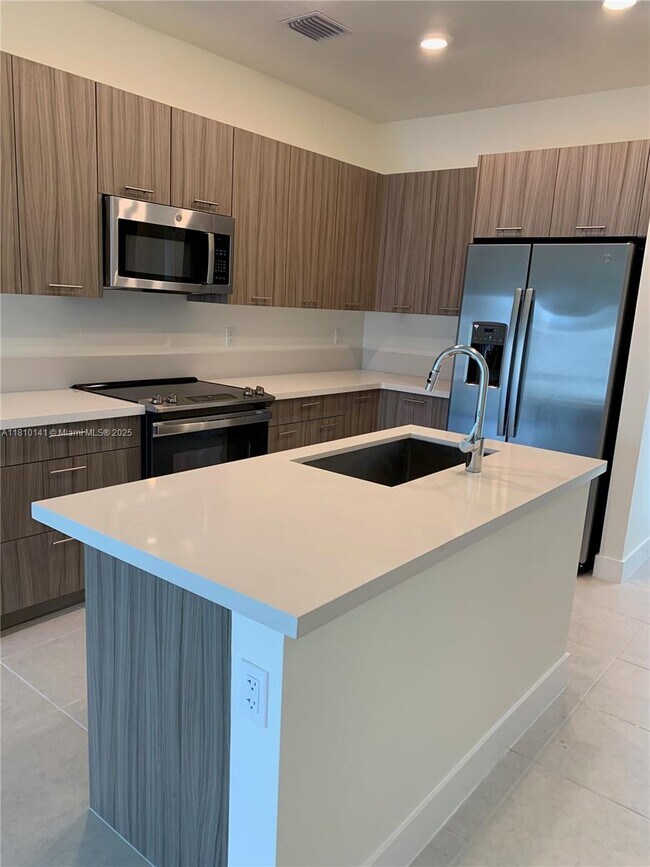 8201 NW 41st St in Doral, FL - Building Photo - Building Photo