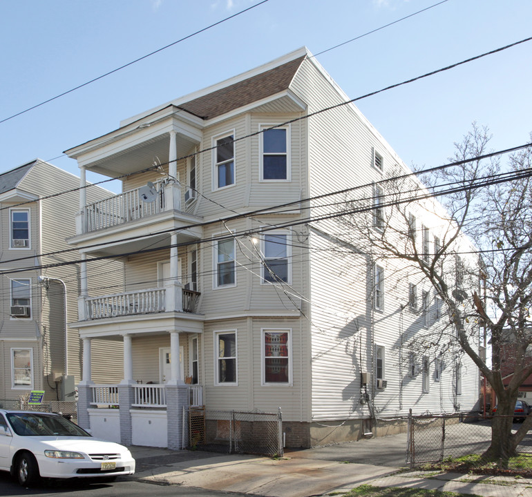 210 Geneva St in Elizabeth, NJ - Building Photo