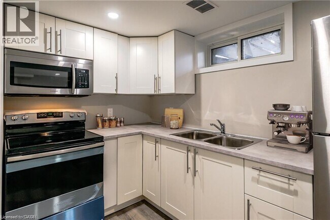12 Karen Ave in St Catharines, ON - Building Photo - Building Photo