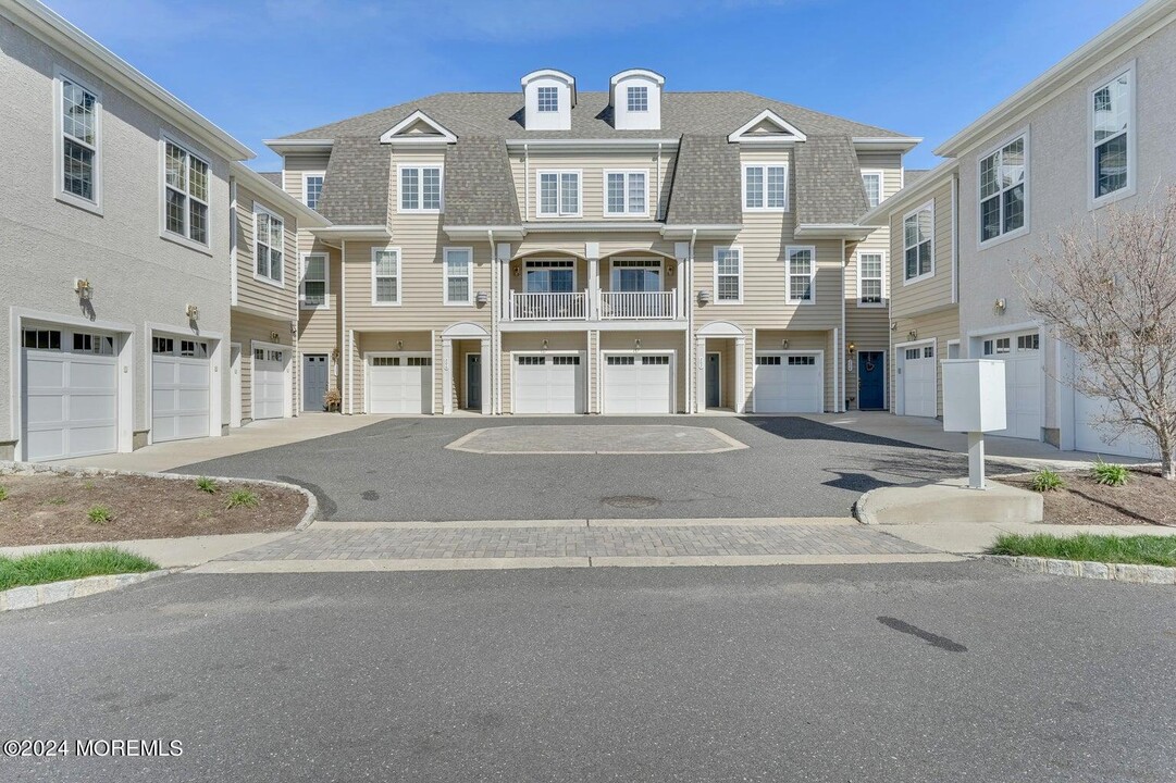 208 April Way in Middletown, NJ - Building Photo