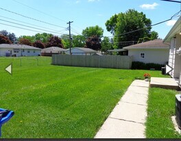 2325 Victoria Dr SW in Cedar Rapids, IA - Building Photo