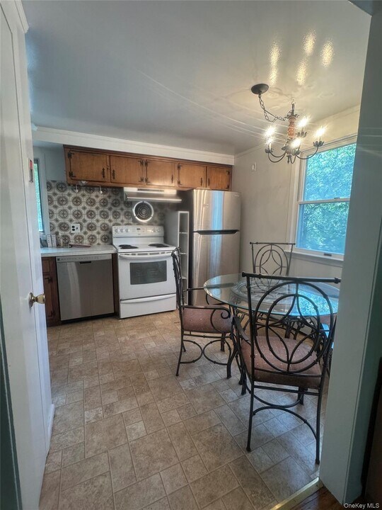 7 Dickinson Ave in East Northport, NY - Building Photo