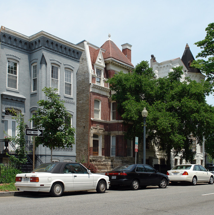 326 Independence Ave SE in Washington, DC - Building Photo