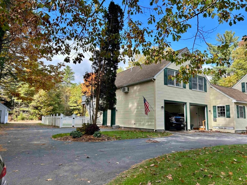557-559 E Penacook Rd in Hopkinton, NH - Building Photo