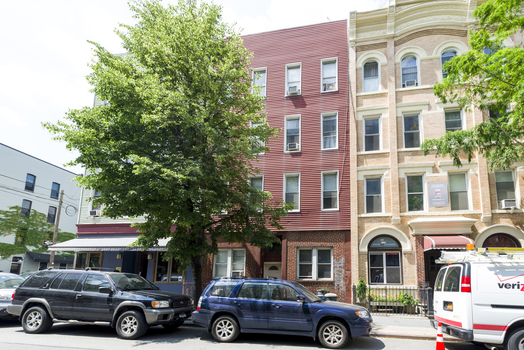 108 Bedford Avenue in Brooklyn, NY - Foto de edificio