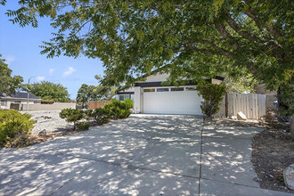 44556 Fenhold St in Lancaster, CA - Building Photo - Building Photo