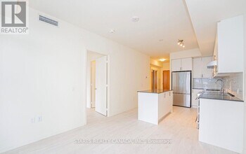 8960 Jane St in Vaughan, ON - Building Photo - Building Photo