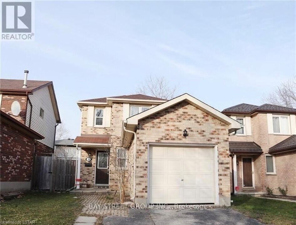 135 Walmer Gardens in London, ON - Building Photo