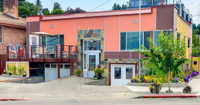 2430 Alki Ave SW in Seattle, WA - Foto de edificio - Building Photo