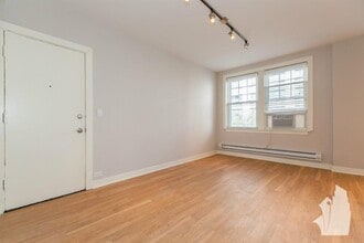 515 W Belmont Ave, Unit 42 in Chicago, IL - Foto de edificio - Building Photo