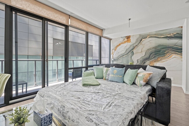 76 College St in Toronto, ON - Building Photo - Building Photo