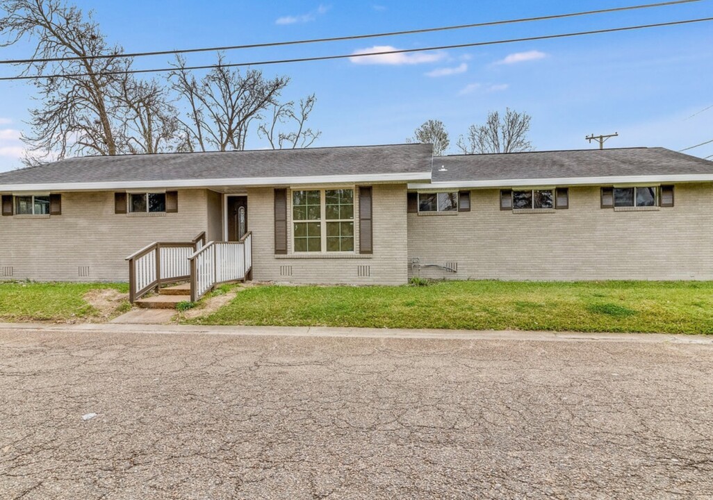 104 E Coleman St in Opelousas, LA - Foto de edificio