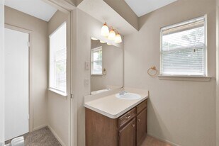 1603 Hazelwood St in Conroe, TX - Building Photo