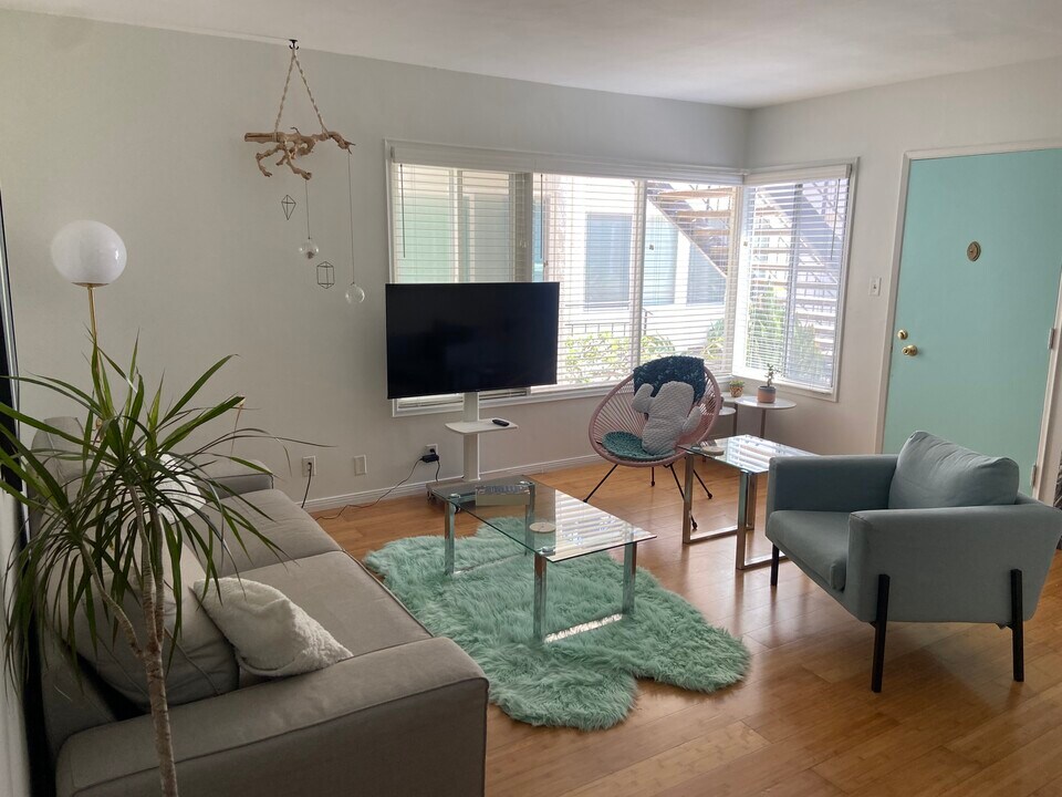 1049 E 3rd St, Unit 9W in Long Beach, CA - Building Photo