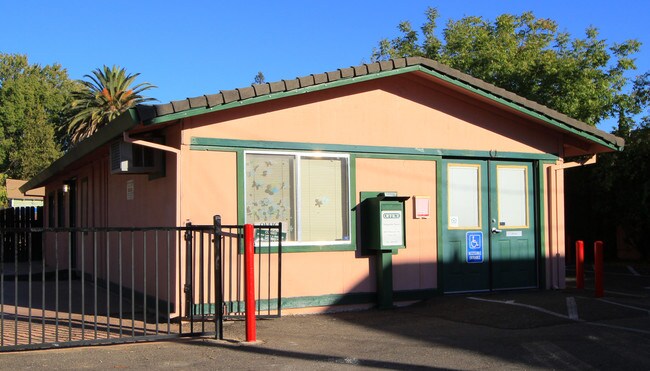 Magnolia Suites Apartments in Carmichael, CA - Foto de edificio - Building Photo