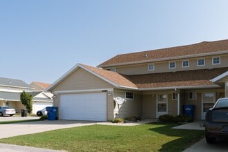 Bluestem Townhomes in Fargo, ND - Foto de edificio - Building Photo