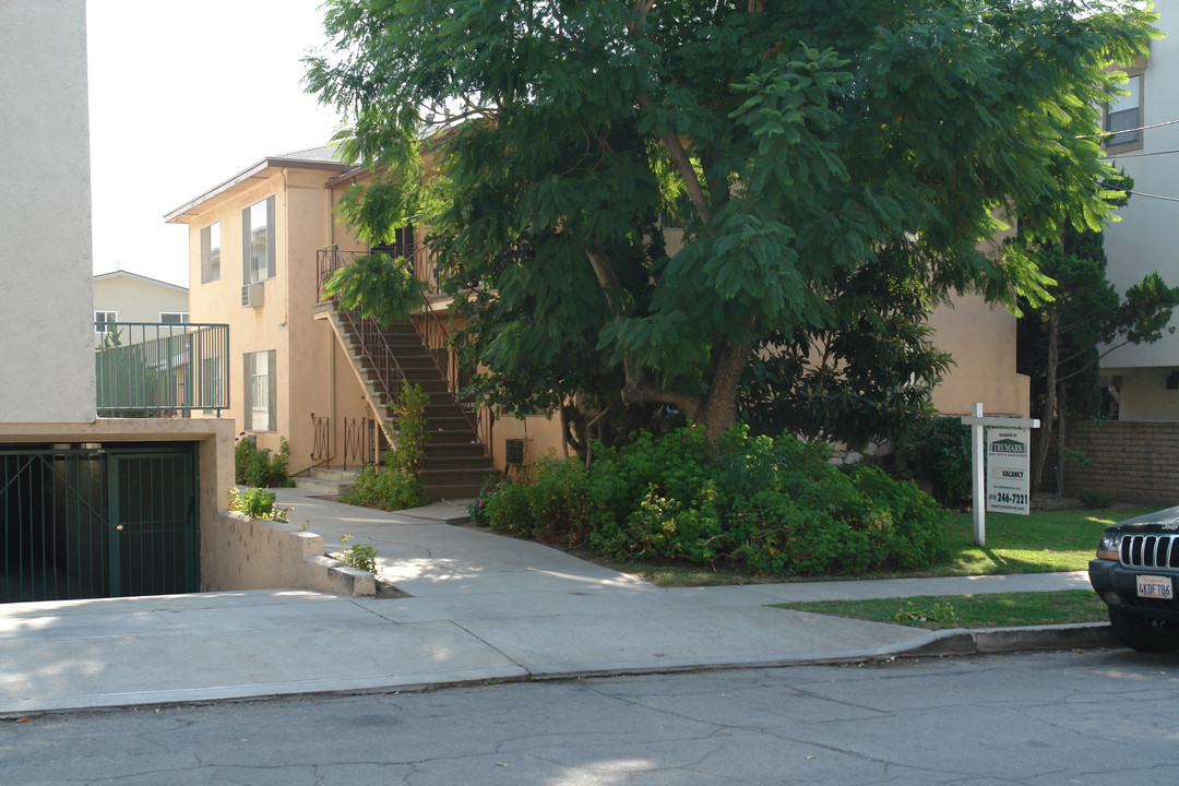 330 E Fairview Ave in Glendale, CA - Building Photo