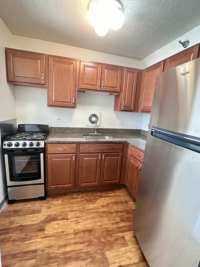 8975 W Golf Rd in Niles, IL - Building Photo - Building Photo