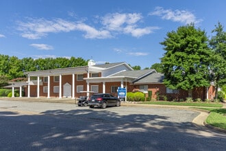Country Club Apartments in Hampton, VA - Foto de edificio - Building Photo