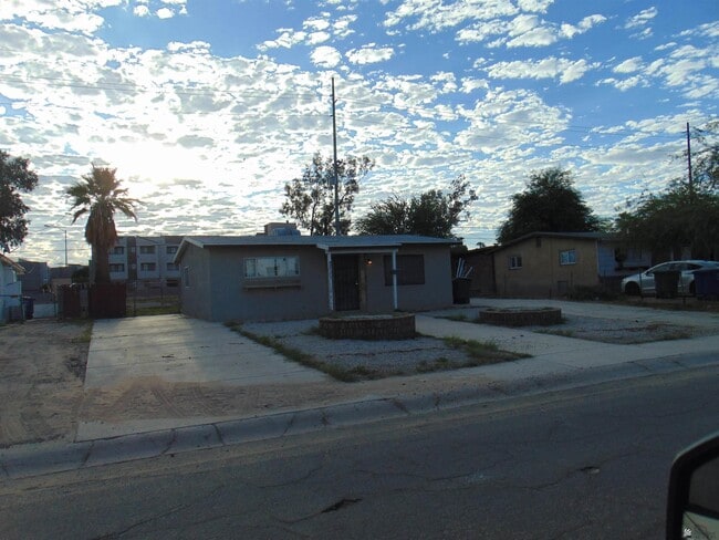 property at 2711 S Mesa Ave