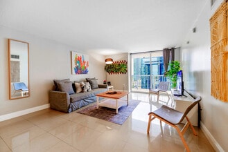 1200 Brickell Bay Dr in Miami, FL - Building Photo - Building Photo